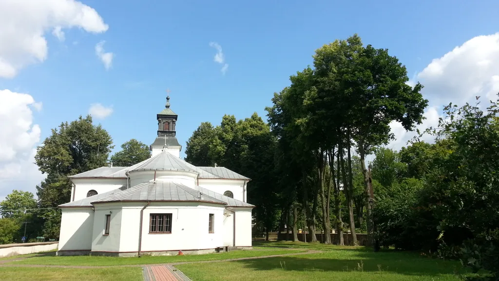Domanice - kościół - widok od strony ogrodu