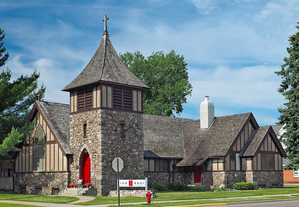 Church of Our Savior (now Red Door Yoga), 113 4th St NE, Little Falls, Minnesota, USA. Viewed from the northwest. This is an image of a place or building that is listed on the National Register of Historic Places in the United States of America. Its reference number is 80002090 (Wikidata).
