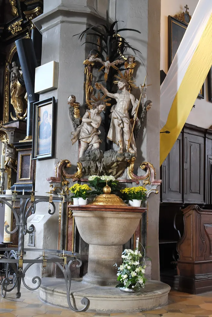 Katholische Pfarrkirche St. Kilian in Scheßlitz im oberfränkischen Landkreis Bamberg (Bayern/Deutschland), Taufbecken und Taufe Jesu von Johann Bernhard Kamm