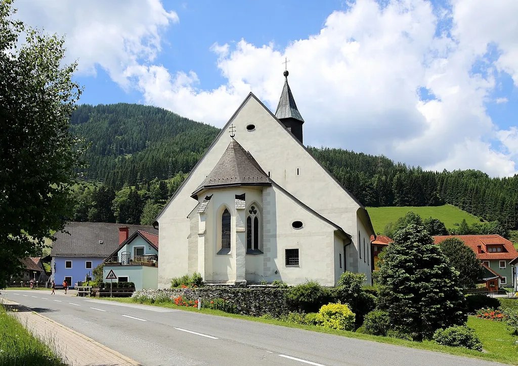 Ostansicht der Filialkirche hl. Nikolaus in Pichl, ein Ortsteil der österreichischen Gemeinde Tragöß-Sankt Katharein im steirischen Bezirk Bruck-Mürzzuschlag. Eine frühgotische Kirche, die im 17. Jahrhundert erweitert wurde.