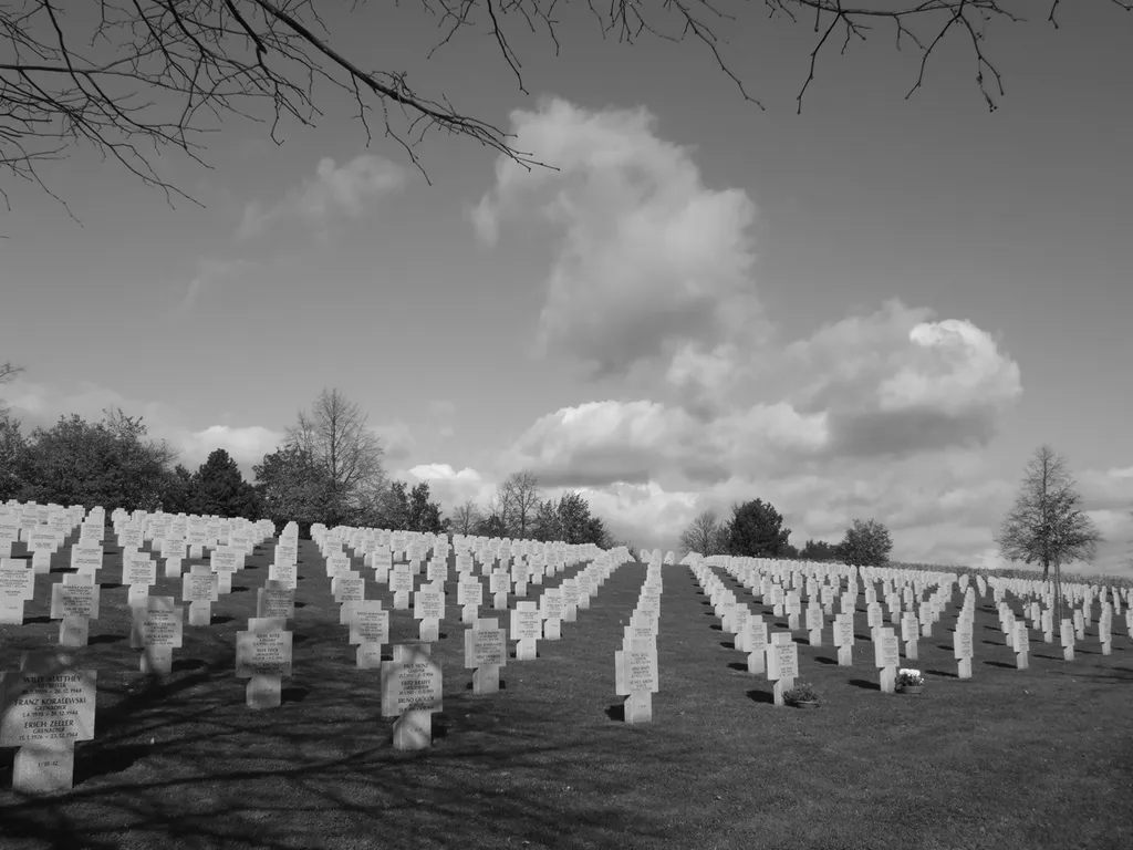 Das Lichtbild zeigt einen Ausschnitt des Soldatenfriedhofes im elsässischen Bergheim, Kanton Rappoltsweiler-Reichenweiher, Hochrhein Aufgenommen am 01. November 2006 durch Benutzer MBL. Kamera Fujifilm Finepix E900 mit 0.5 Weitwinkelobjektivaufsatz -Metadaten-