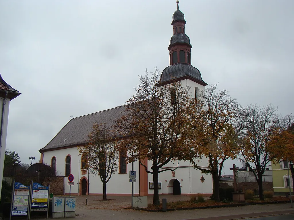 Kirche St. Andreas beim Rathaus von Lampertheim