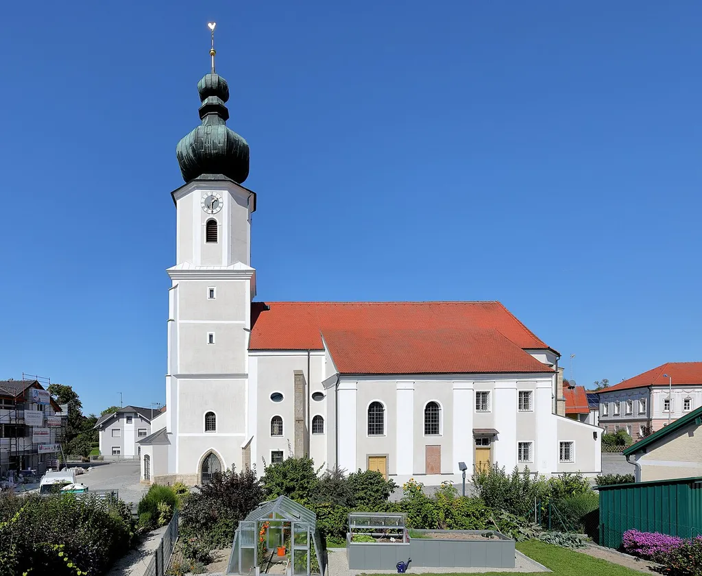 Südansicht der röm.-kath. Pfarrkirche Mariä Himmelfahrt in der oberösterreichischen Gemeinde Utzenaich.