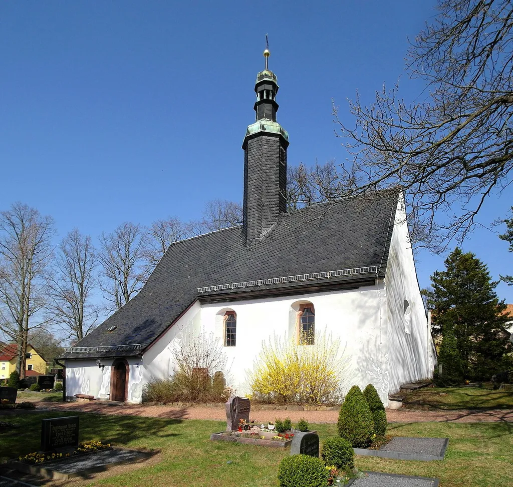 10.04.2018 09326 Altgeringswalde (Geringswalde), Untere Dorfstraße 14 (GMP: 51.084377,12.914580): Dorfkirche romanischen Ursprungs. Sie gehörte als Wegekapelle zum Kloster Geringswalde und wurde seither in seinen Grundmauern kaum verändert. [SAM5096+5101.JPG]20180410220MDR.JPG(c)Blobelt