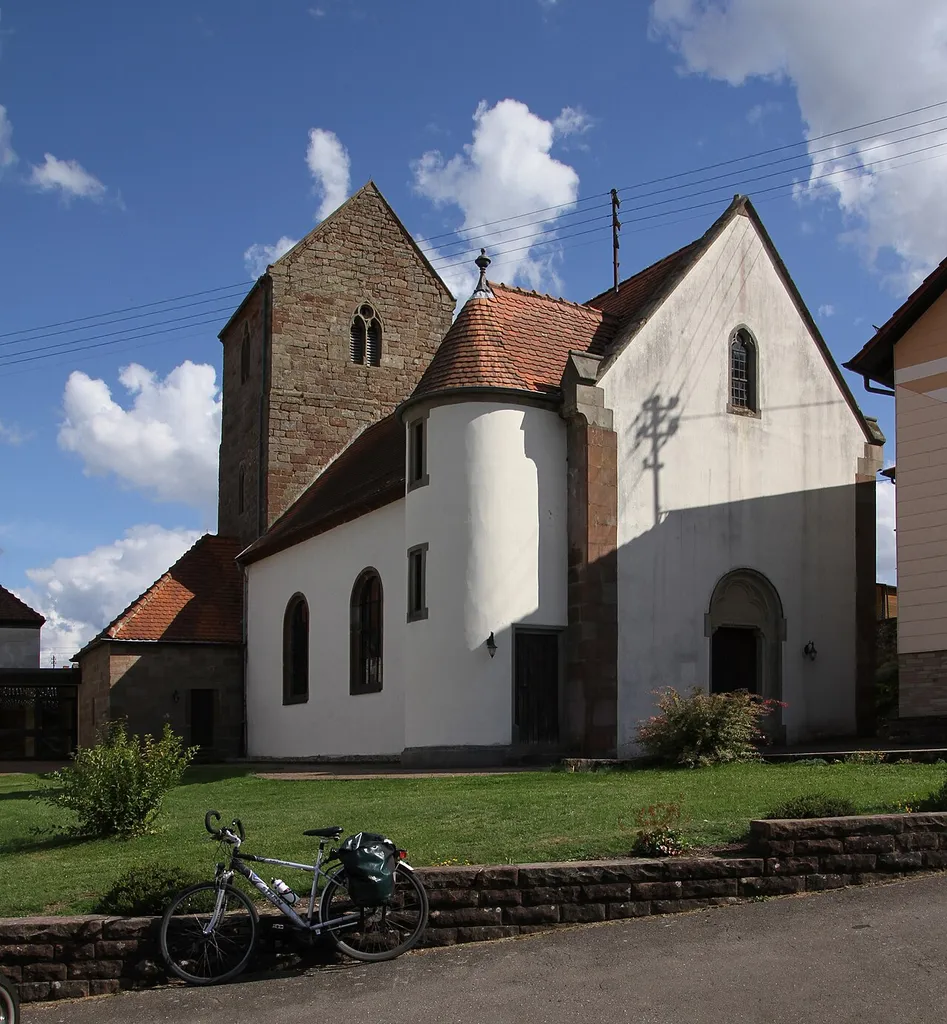 Maßweiler, Rosenhofstraße 5; evangelische Pfarrkirche; romanischer Turmbau um 1200, frühgotischer Umbau des Turms, spätgotische Sakristei, Schiff 1785/86, neugotische Giebelfront und Treppenturm, 1896.
