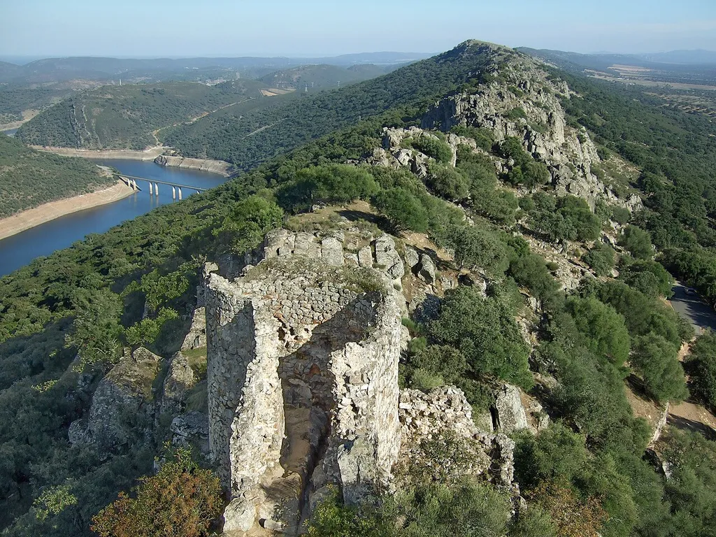Vista del rio Tajo y parte del castillo de Monfragüe