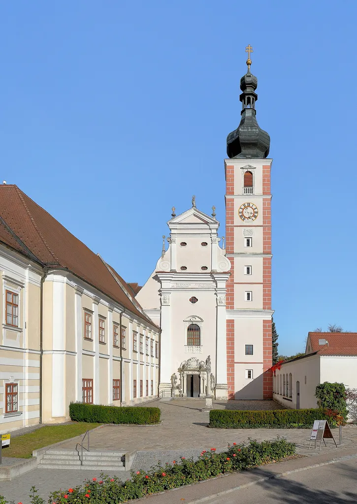 Die Stifts- und Pfarrkirche Mariä Geburt in der niederösterreichischen Stadt Geras und links der Südflügel der Prälatur. Die Kirche, ein dreischiffiger Sakralbau mit einer romanischen Kernsubstanz, wude nach einem Brand 1643 barockisiert. Der Turm wurde 1663 errichtet und 1672 der Zwiebelhelm aufgesetzt. Die Mariensäule davor ist mit 1653 datiert. Im Jahr 1953 wurde die Kirche zur „Basilika minor“ erhoben. Die Errichtung der Prälatur, eine dreiflügelige Anlage, die westseitig an den Konventtrakt angebaut ist, erfolgte nach der Mitte des 17. Jahrhunderts.