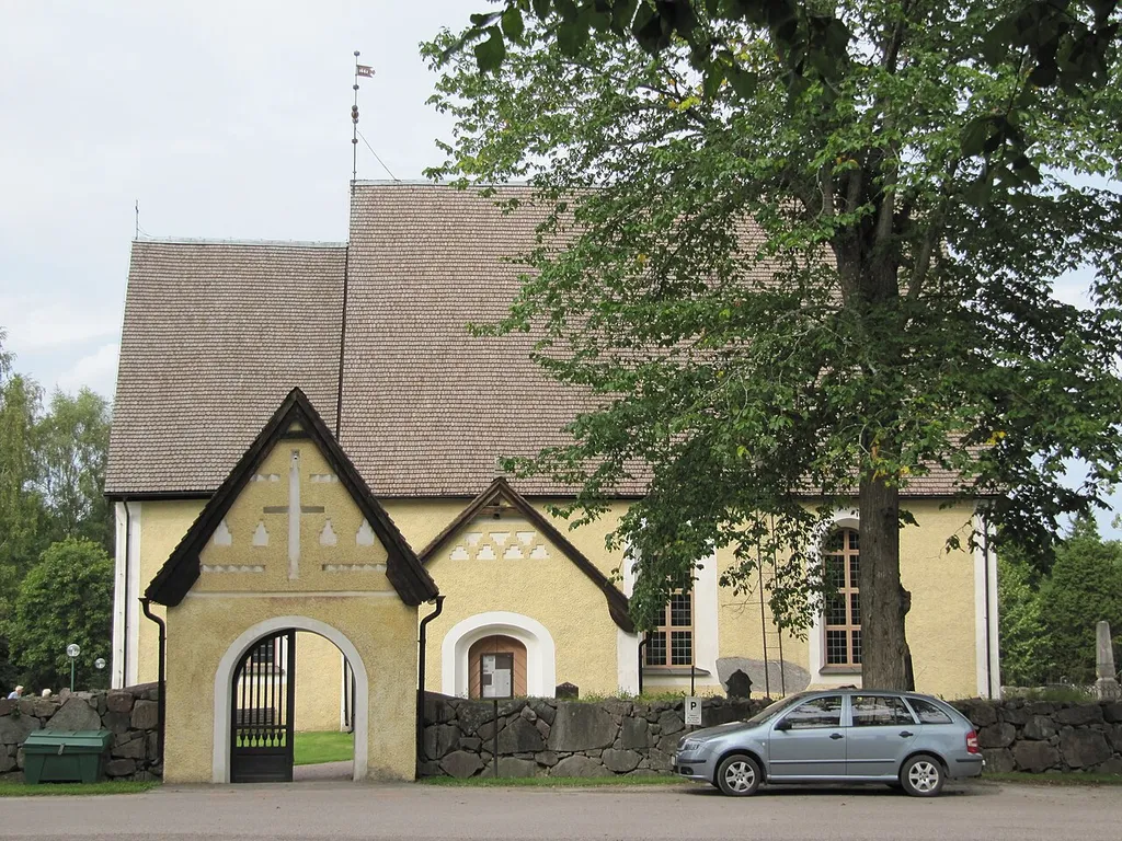 Stavby kyrka med stiglucka.