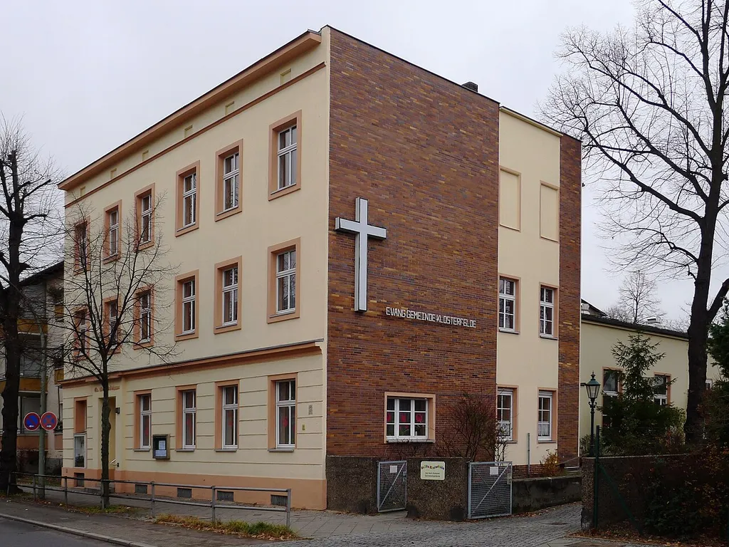 Vorderhaus mit Wohnungen und Gemeindebüro