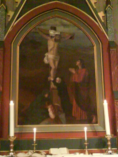 Altertavlen i Lundring kirke Jesus på korset, malt av Maren Reisner Falch Sverdrup i 1860. ** Denne dateringen må være feil fordi 1) kunstneren ble født i 1865, 2) bildet er malt i kopi etter Eilif Peterssens alterbilde i Johannes kirke i Oslo, innviet 1878.