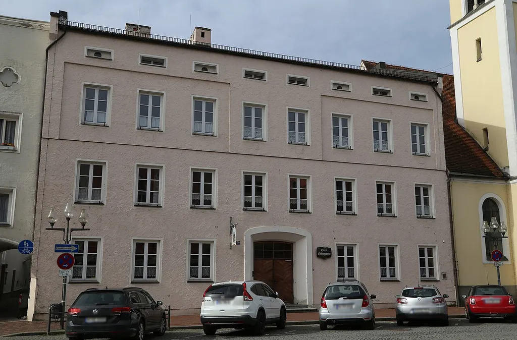 Stadtplatz 58, Mühldorf am Inn; ehemals Kapuzinerkloster, ab 1854 Mädchenschule, dreigeschossiger Flachsatteldachbau, 1880 aufgestockt, Fassade 1945 nach Kriegsschaden vereinfacht wiederaufgebaut, um 1640, auf älteren Kellern errichtet This is a picture of the Bavarian Baudenkmal (cultural heritage monument) with the ID D-1-83-128-302 (Wikidata)