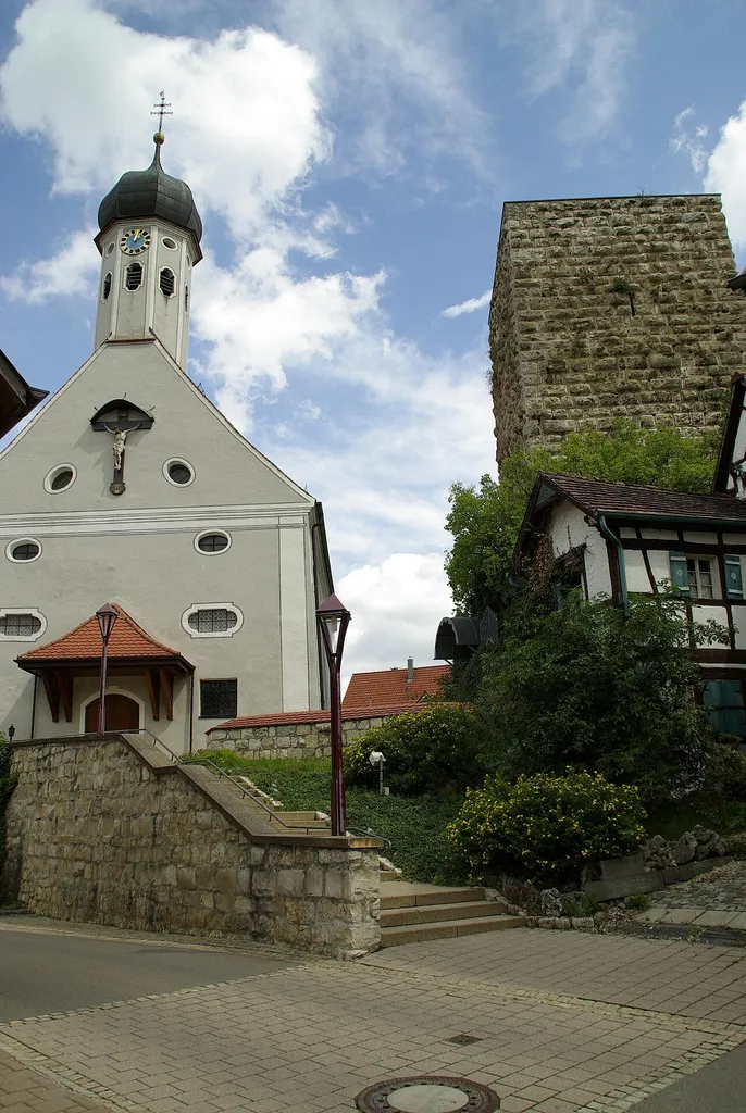 Sicht auf die Jungnauer Pfarrkirche St. Anna, den erhalten Bergfried der Burg Jungnau und die alte Post.