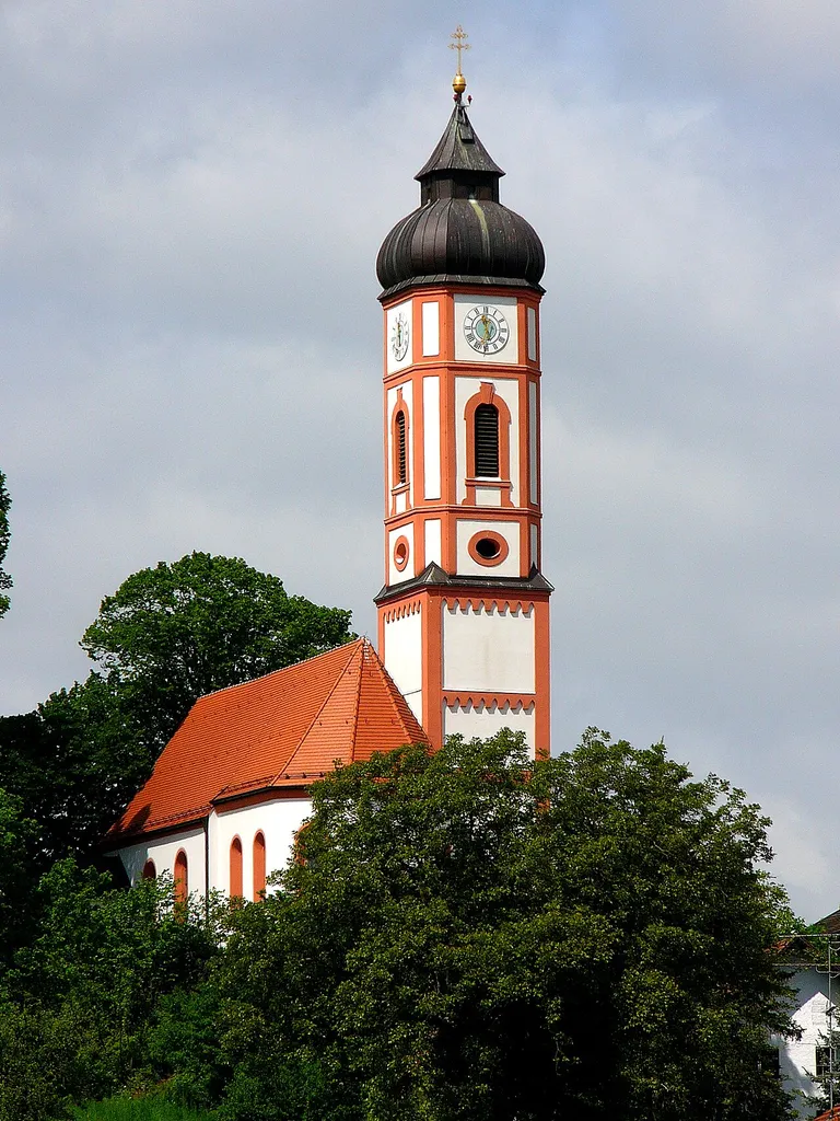 Katholische Filialkirche St. Sebastian; spätgotischer Saalbau mit leicht eingezogenem Polygonalchor und Nordturm mit Spindelhaube, 1453, Umbau und teilweiser Neubau des Langhauses 1714/24, Turmobergeschoss von Georg Ettenhofer 1765; sogenannte 1000jährige Linde mit Inschriftentafel, legendärer Aufenthaltsort der Sel. Edigna; Edignakapelle, kleine Nischenkapelle, 17. Jahrhundert; Grab des sogenannten Rembrandtdeutschen Julius Langbehn (1851–1907), von Theodor Georgii, 1933.