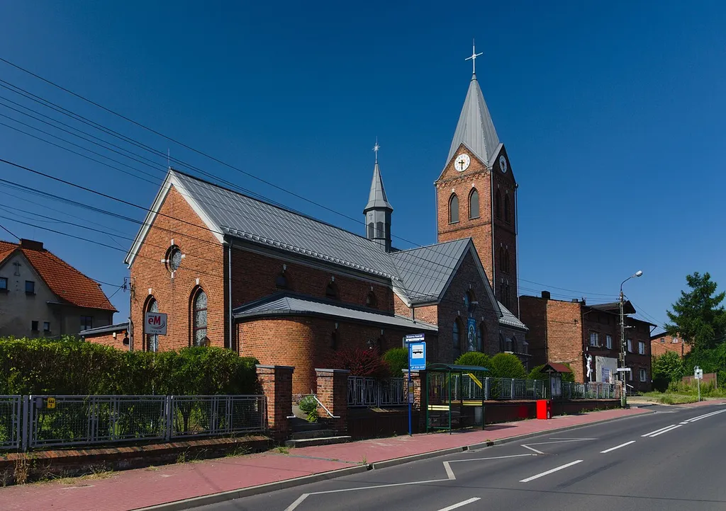 kościół św. Józefa w Mysłowicach (Krasowy), widok z północnego wschodu, z lewej fragment plebanii