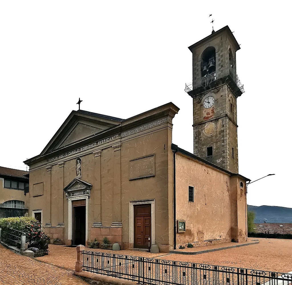 Chiesa parrocchiale di Sant'Ambrogio (Cuasso al Monte), facciata e lato destro.