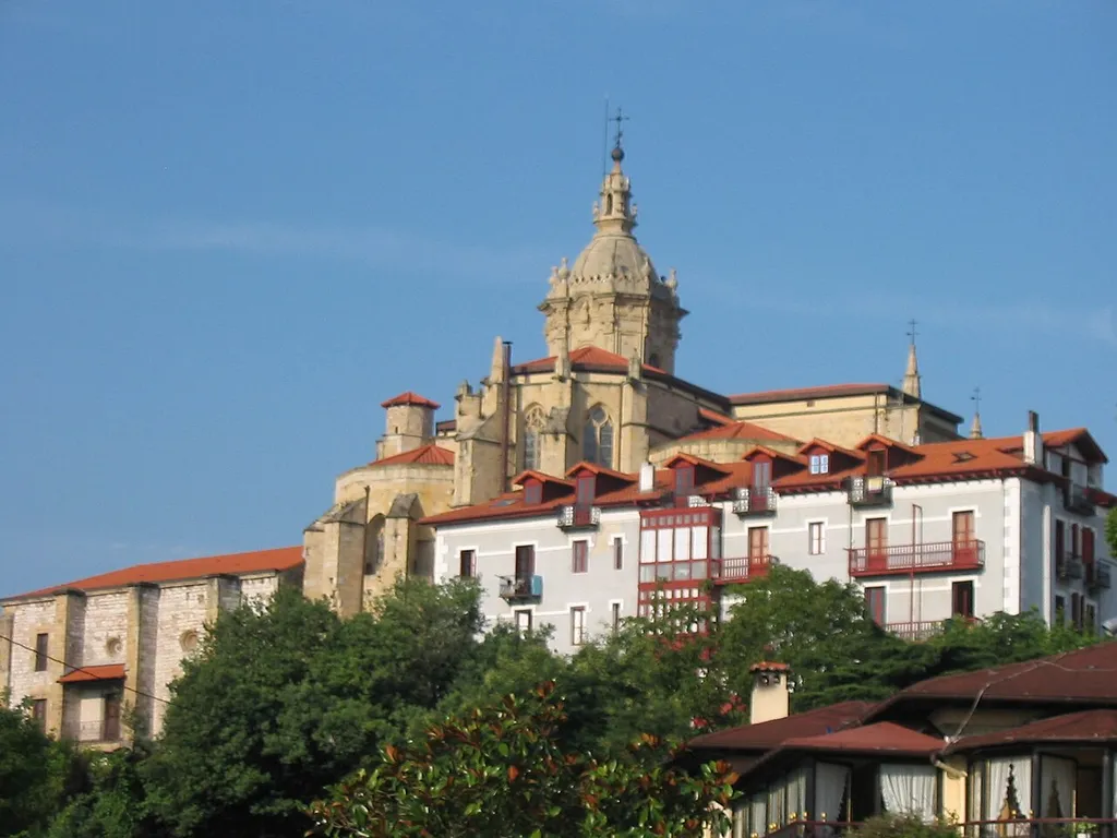 La vieille ville fortifiée de Fontarabie (Pays basque espagnol). Je suis l'auteur du cliché pris en août 2006