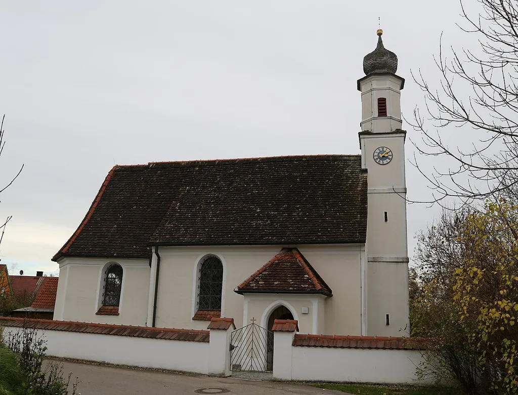 St. Georg-Straße 7; Kath. Filialkirche St. Georg, einschiffiger Satteldachbau mit eingezogenem Chor und schlankem Westturm, im Kern spätgotisch, Umgestaltung 1678; mit Ausstattung. Pflaumdorf This is a picture of the Bavarian Baudenkmal (cultural heritage monument) with the ID D-1-81-118-11 (Wikidata)
