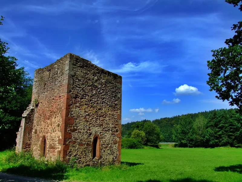 Blick auf die Ruine Gießlingskirche an der A4 zwischen Bad Hersfeld und Friedewald