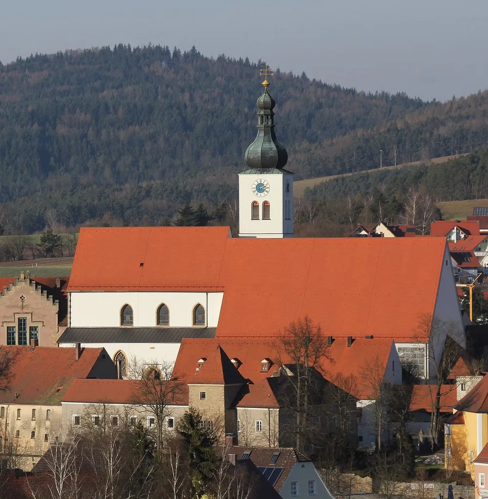 Kath. Pfarrkirche St. Josef, früher St. Georg, Basilika aus dem 14./15. Jh., im 17. Jh. gewölbt, mit Ausstattung; 1965/67 anstelle des alten Ostchores Erweiterungsbau. Denkmal-Nr. D-3-76-147-80 Denkmal-Nr. D-3-76-147-79