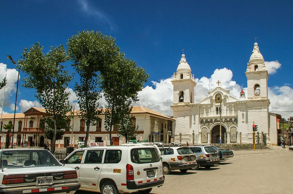 Vista de la esquina del Jr. Grau y Junin hacia la iglesia de la plaza mayor de Jauja.