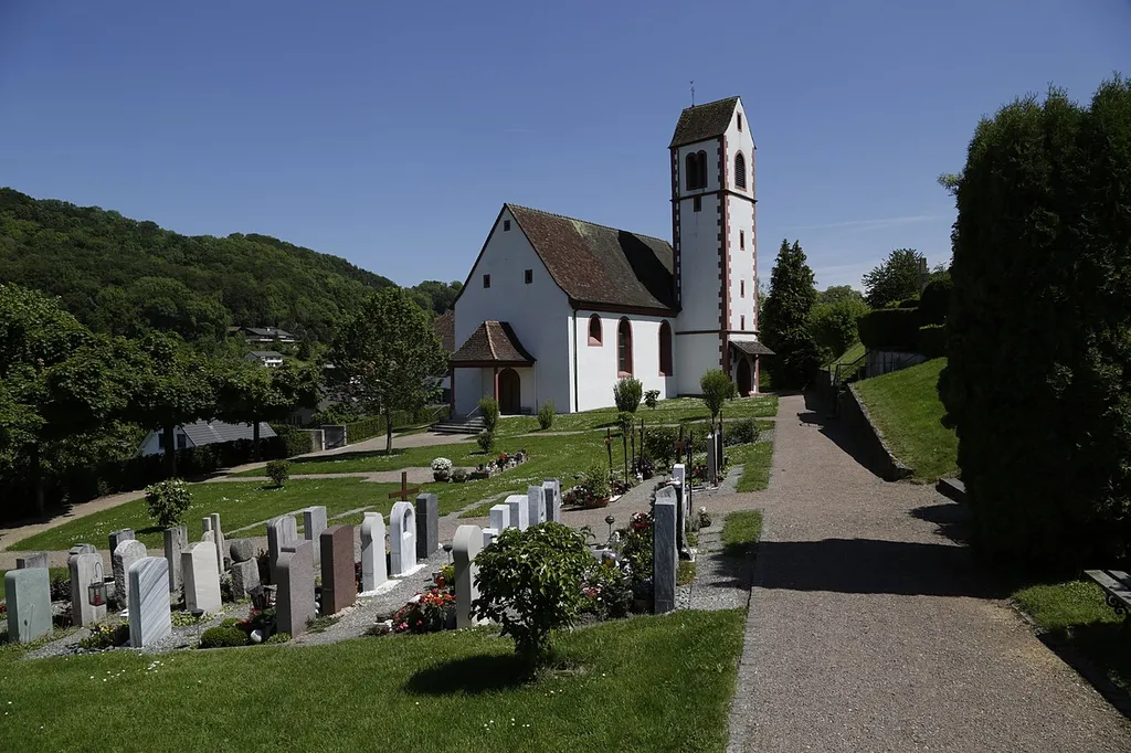 Der Blick vom Friedhof auf die christkatholische Kirche von Obermumpf.