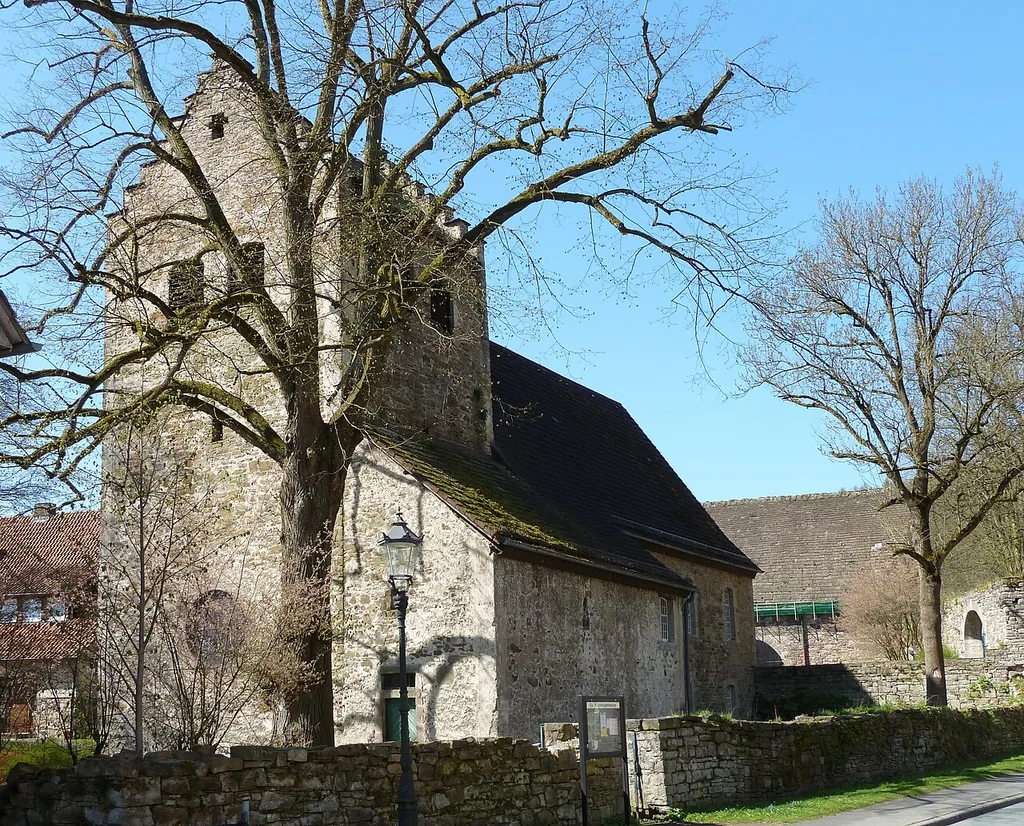 Ev. Stadtkirche in Helmarshausen, Stadt Bad Karlshafen, Hessen. Im Kern romanisch, Umbauten 1467 und 1799