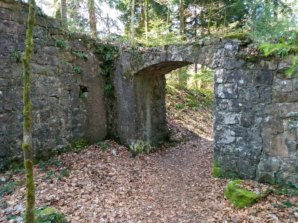 Torbogen des 1620 abgebrannten Klosters Pfanneregg oberhalb von Wattwil SG.