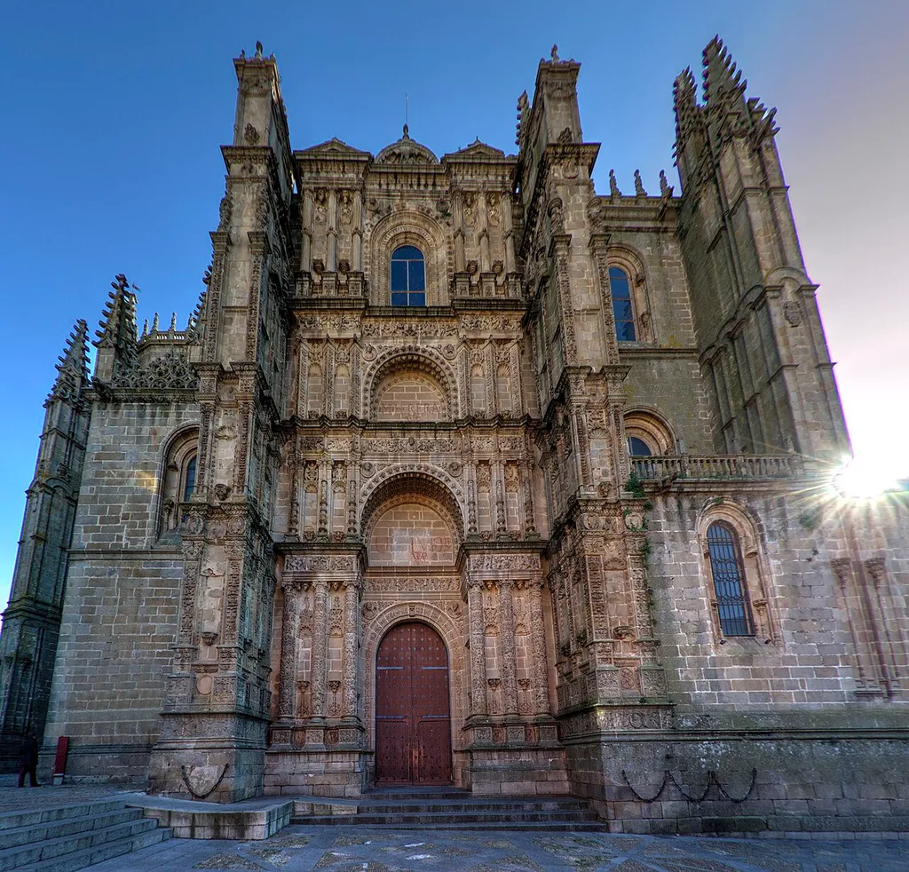 Fachada renacentista en la "catedral nueva", de estilo inicialmente gótico, finalizada en 1558 según aparece en una inscripción.