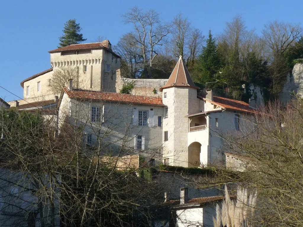 Vue du château d'Aubeterre depuis la Basse ville; Charente, France