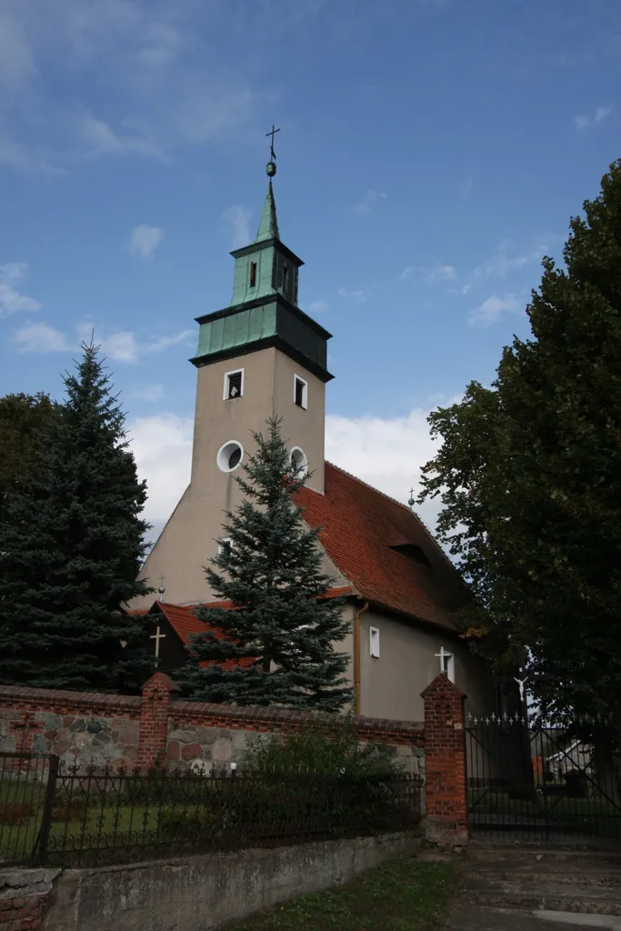 Koźminek, kościół fil. p.w. św. Stanisława, mur., 1927-1928 (zabytek nr rejestr. 791)