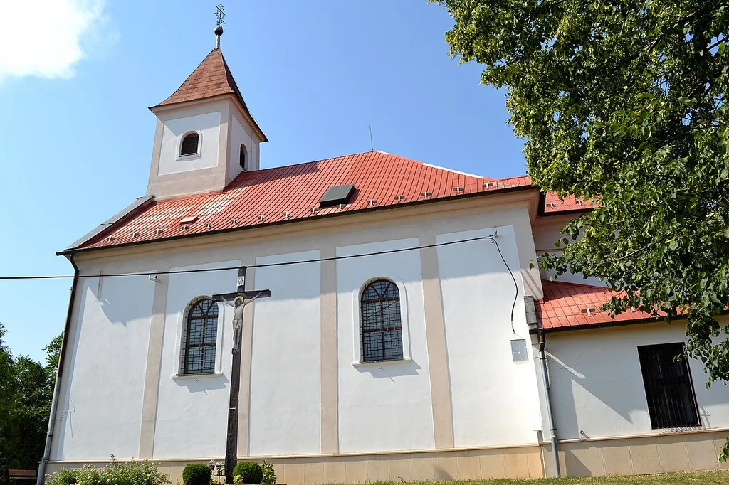 Vinosady (okr. Pezinok), Kostol svätého Martina; pohľad na kostol od juhu