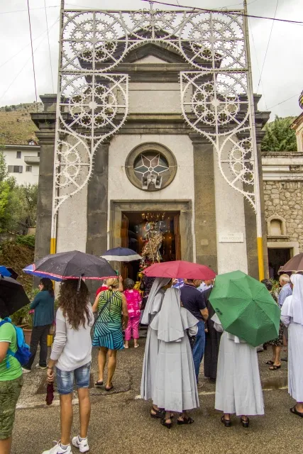 Un momento dell'edizione 2015 della tradizionale festa del grano, con sfilata dei carri di paglia intrecciata, a Foglianise, in provincia di Benevento