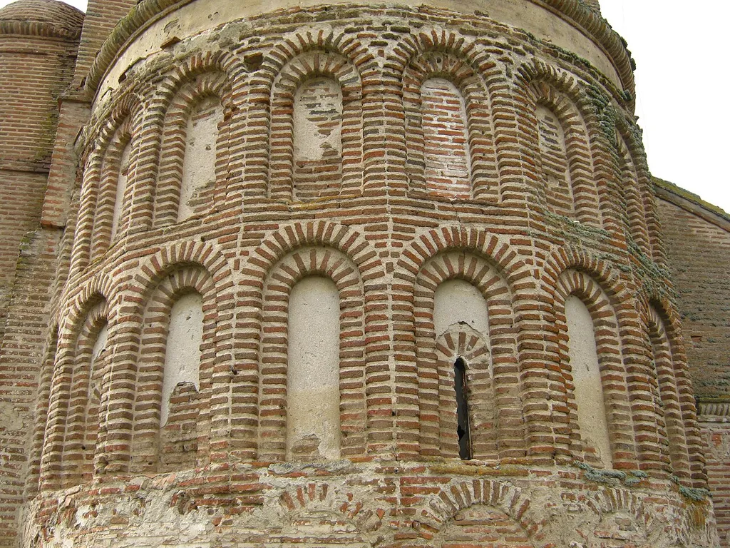 Ábside de la iglesia de La Asunción, en Aldeaseca de la Frontera (Salamanca, Reino de León)