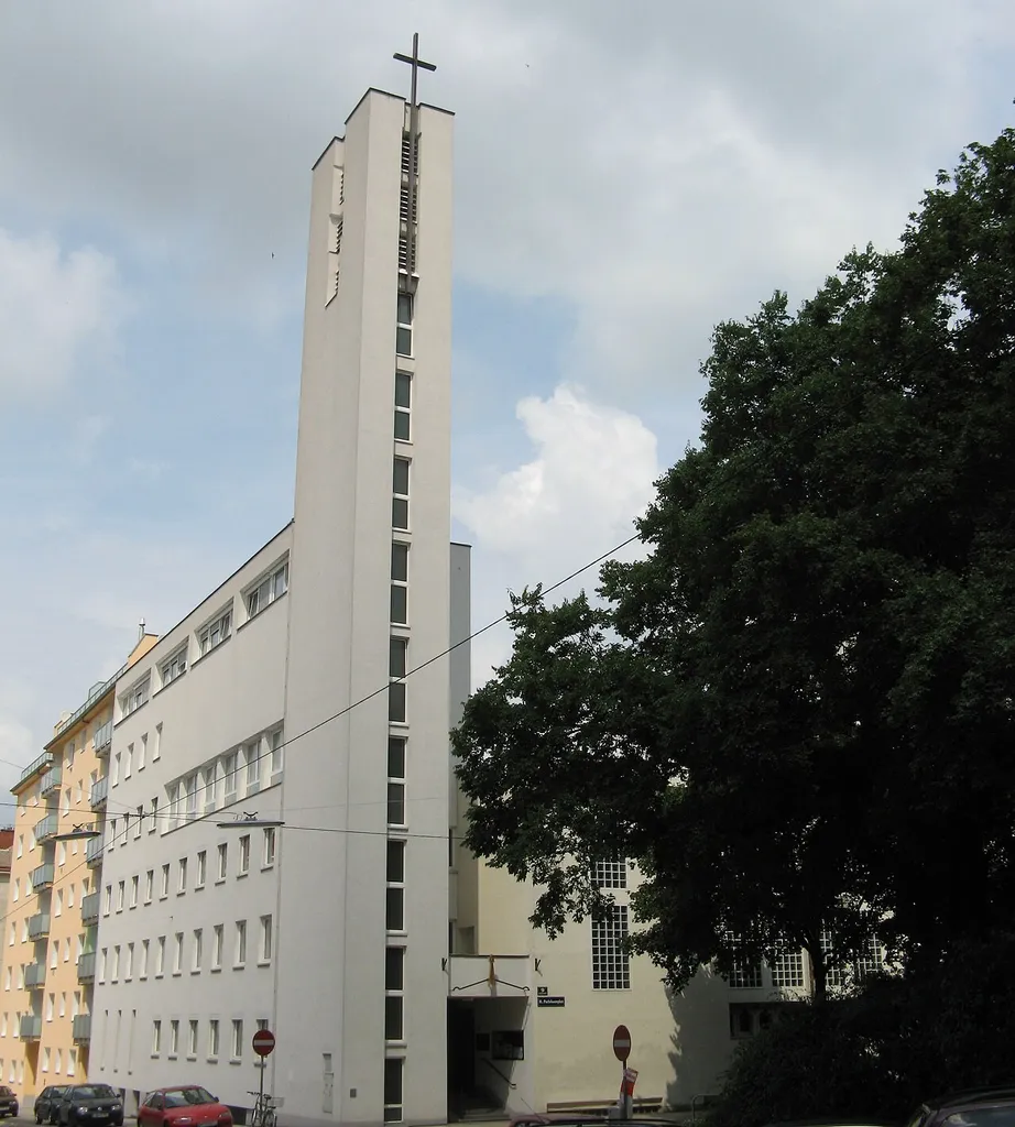 Pfarrkirche zur hl. Familie (1965/66) von Clemens Holzmeister, Puchsbaumplatz 9, Wien-Favoriten