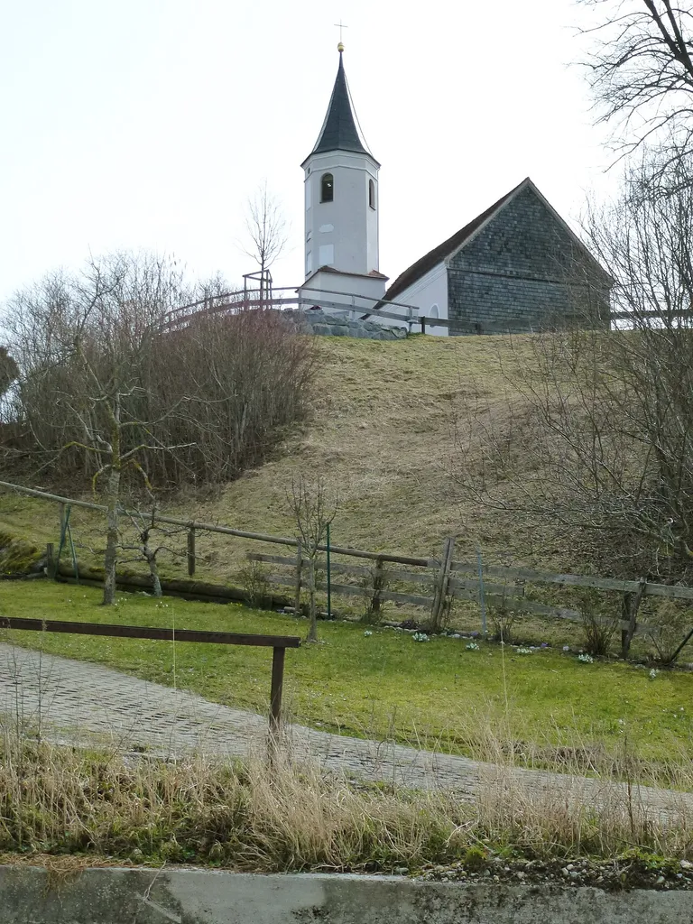 Windach, Lindenstr.3: Katholische Filialkirche St.Vitus, Ansicht von NW