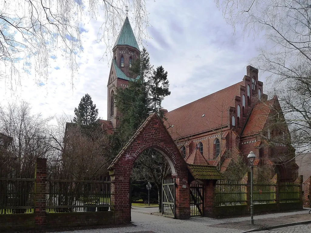 Blick auf die Kirche von der Kornmesserstraße aus.