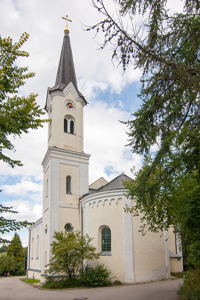 This is a photograph of an architectural monument.It is on the list of cultural monuments of Bayern, no. D-1-86-162-43.