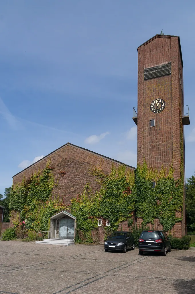 Am Ochsenmarkt 40, Kirche St. Michael, Erbaut: 1964. Das Kirchengebäude mit seinem geräumigen Gemeindehaus ist ein Klinkerbau mit großem Vorplatz, einem italienischen Marktplatz nachempfunden. Der Innenraum erinnert an eine einschiffige romanische Kirche. An der Altarseite befindet sich ein großes buntes Glasbausteinfenster.
