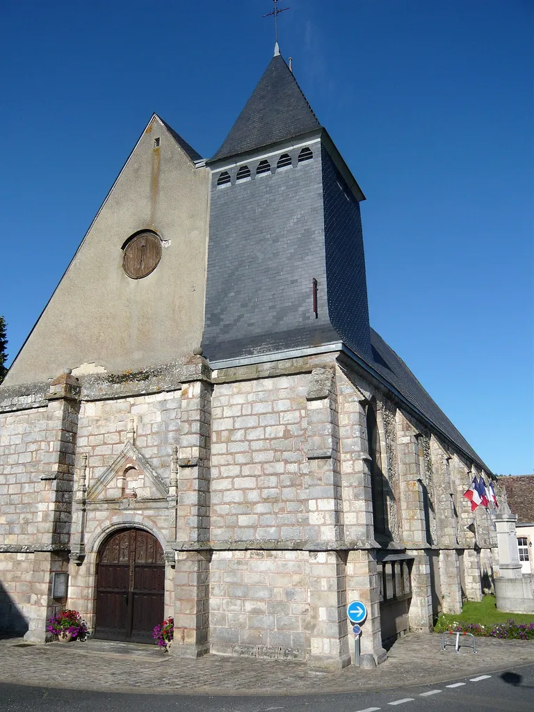 Façade ouest et mur sud de l'église Saint-Piat, Saint-Piat, Eure-et-Loir, France.
