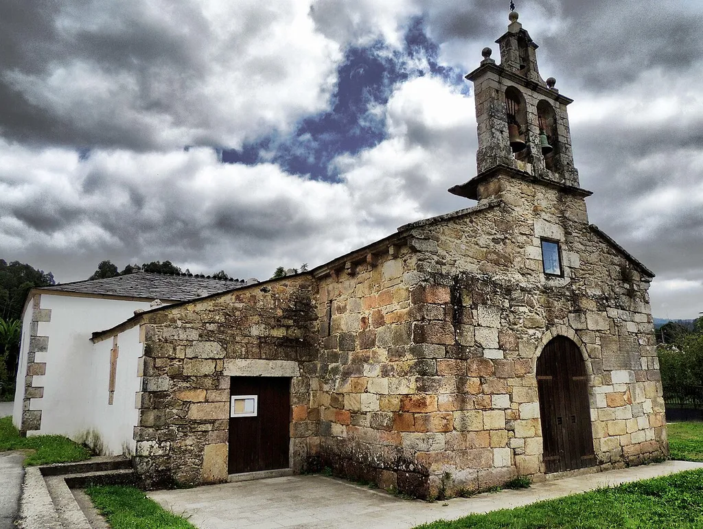 De estilo románico, es la más antigua de la zona. Data del siglo X, aunque su construcción originaria se remonta al siglo VI. Fue ampliada y reformada en los siglos XII y XVII. Destacan las inscripciones en los muros exteriores y los elementos antiguos del alero. www.españaescultura.es/es/monumentos/lugo/iglesia_de_san...