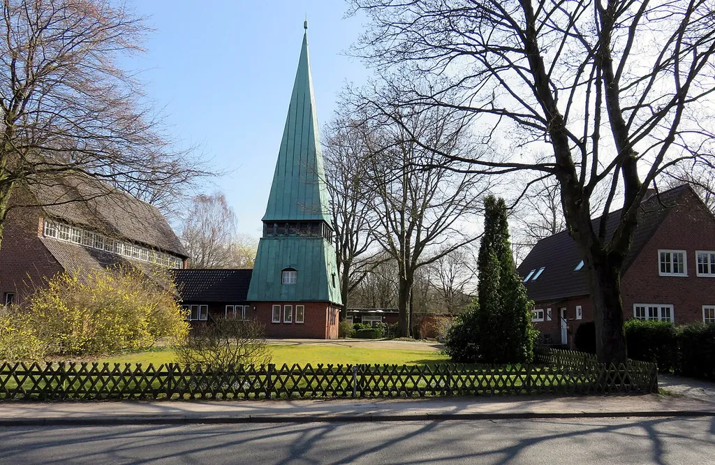 Christophorus-Kirche Poppenbüttler Stieg 25, 29 in Hamburg-Hummelsbüttel mit Gemeindehaus (Hintergrund) und Pastorat (rechts) This is a photograph of an architectural monument.It is on the list of cultural monuments of Hamburg, no. 31081.