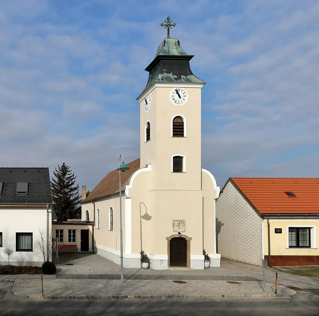 Südostansicht der röm.-kath. Filialkirche Erscheinung des Herrn in Eibesbrunn, ein Ortsteil der niederösterreichischen Marktgemeinde Großebersdorf. Der schlichte Saalbau mit Fassadenturm und Westchor wurde 1814/1815 errichtet und bei der Restaurierung 1966 erfolgte gleichzeitig eine Erweiterung nach Westen nach Plänen des Architekten Erwin Plevan.