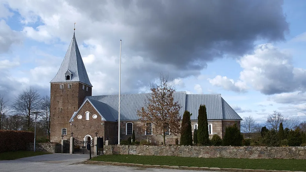 Nustrup Kirke, set fra sydsiden - 5. april 2015