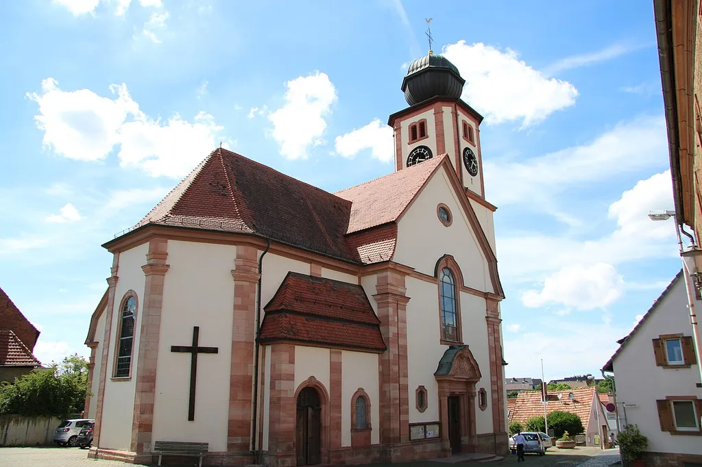 Kirche von der Straße aus gesehen