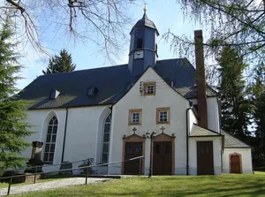 Kirche (mit Ausstattung) sowie Kirchhof mit Umfassungsmauer, zwei Kirchhofstoren, Grabmalen und Kriegerdenkmal für die Gefallenen des Deutsch-Französischen Krieges 1870/71 Meinersdorfer Straße 2
