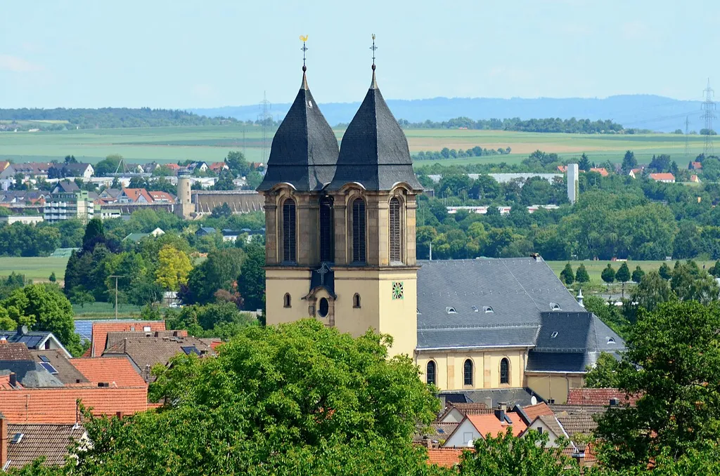 Die katholische Sankt-Jakobus-Kirche vom Südwesten Ockstadts aus fotografiert