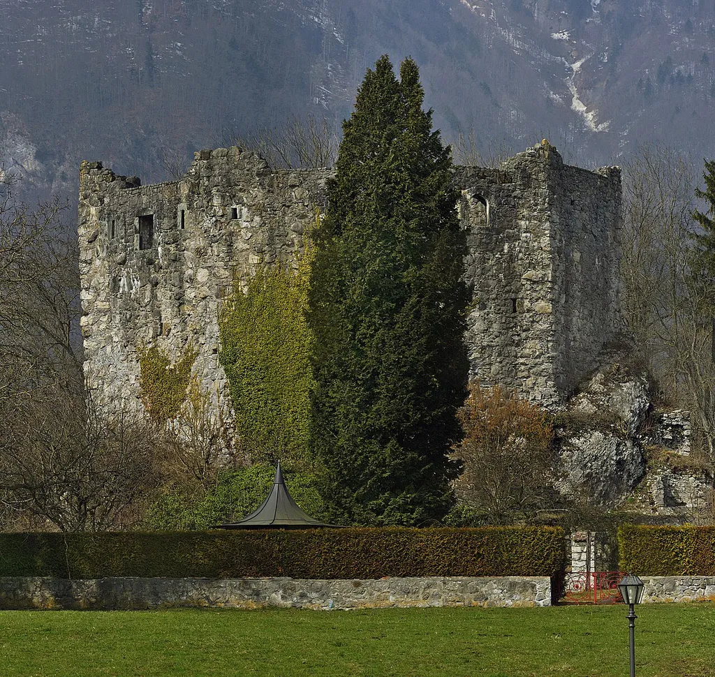 With 112 panoramic pictures (4 rows A 28 vertical images) to hide Sax Forstegg the Barons of Sax in Salez in the municipality of Sennwald in the Rhine Valley. The rule-Sax Forstegg was a historical territory in the St. Gallen Rhine Valley, from 14 Century until 1798 existed. The name derives from the Barons of Sax and the castle Forstegg ago. It included the present-day community Sennwald and hamlets of the commune Altstätten Lienz.