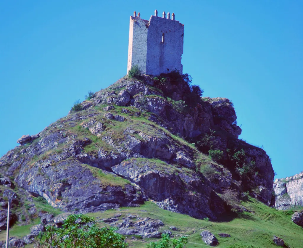 Castle of Úrbel del Castillo (Burgos, Spain) from the North.