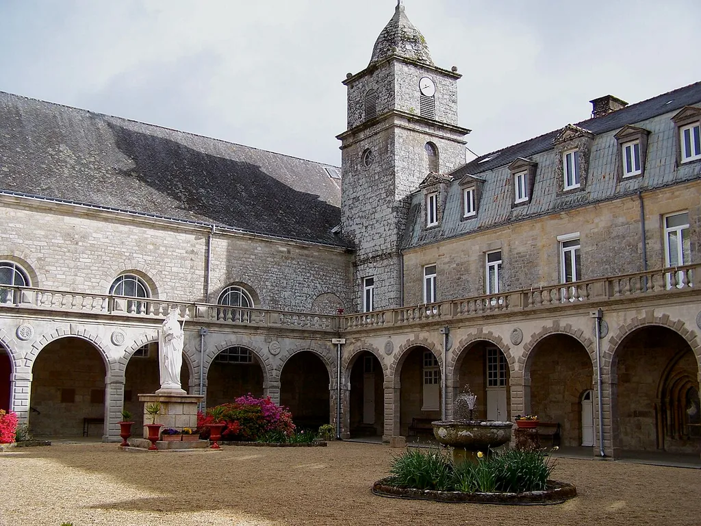 Cloître de l'abbaye de Langonnet, Morbihan
