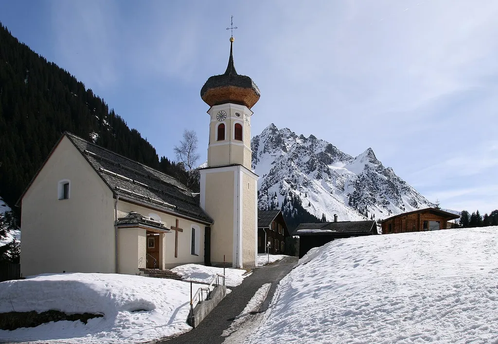 Kuratienkirche hl. Maria Magdalena, in Gargellen, Vorarlberg von Nordosten mit Ritzenspitzen im Hintergrund